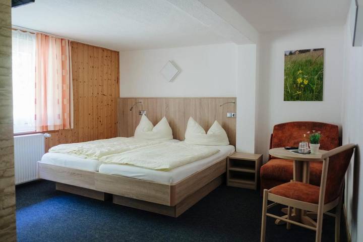 Ferienhaus, mit Terrasse und Sauna sowie Ausblick in Neuhaus am Rennweg - 4