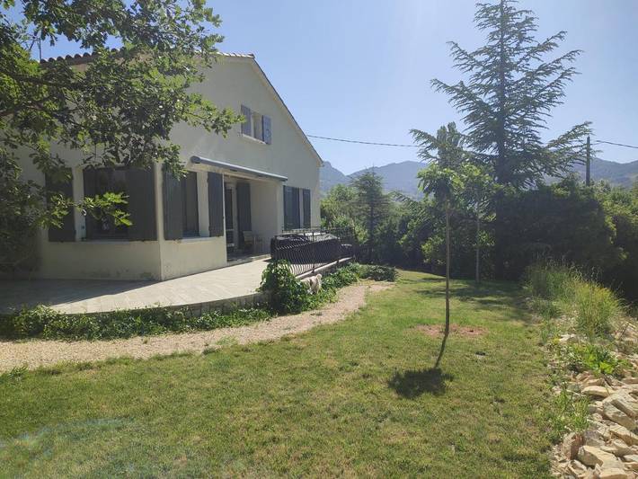 Location de vacances pour 6 personnes, avec Jacuzzi et Terrasse ainsi que Jardin et Vue à Séderon