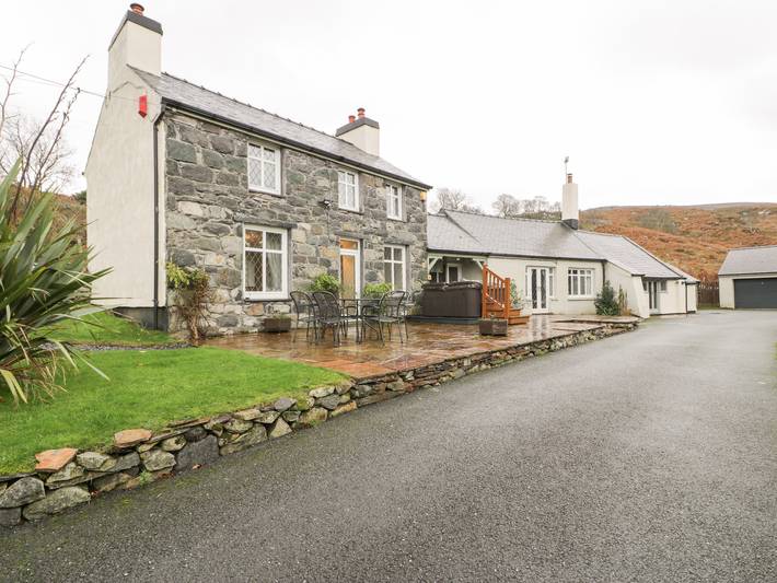 Cottage for 8 people, with Hot tub and Garden as well as Pool in Snowdonia