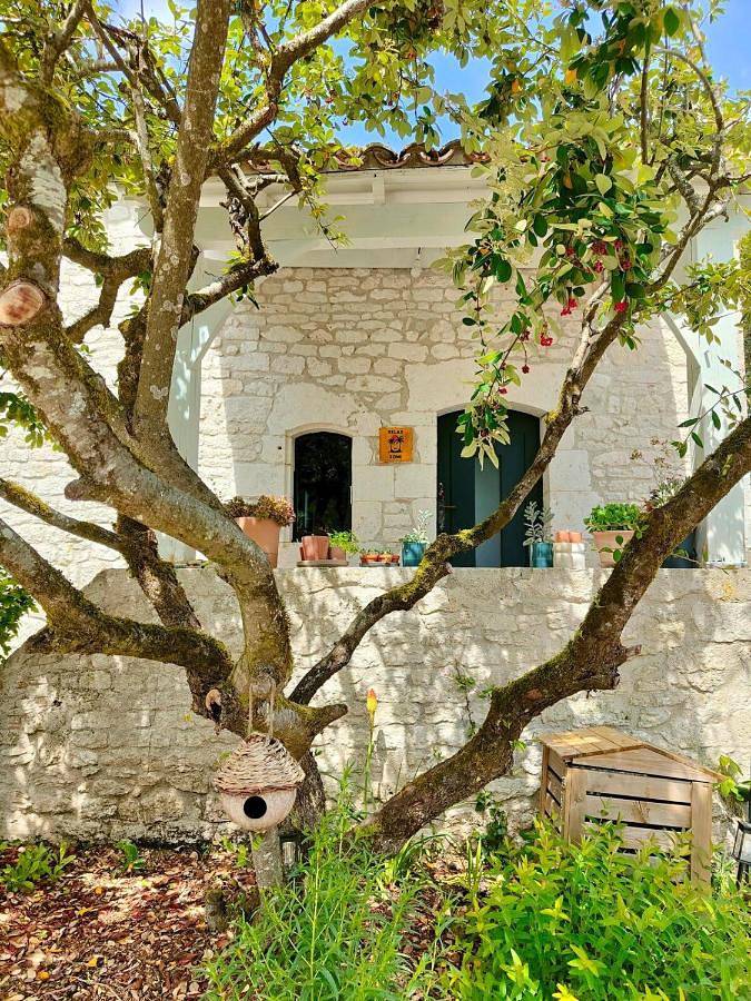 Location de vacances pour 4 personnes, avec Balcon et Terrasse ainsi que Jardin et Vue sur le lac à Montlauzun
