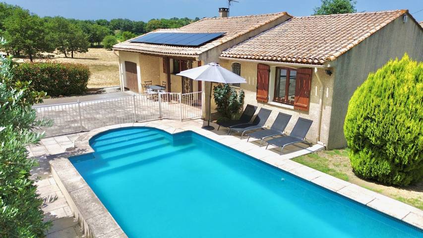 Location de vacances pour 4 personnes, avec jardin ainsi que terrasse et piscine à Nizas