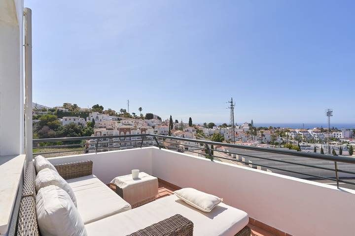 Ganze Wohnung, Ferienwohnung „Paraíso Azul“ mit Meerblick, Gemeinschaftspool (Sommersaison) & Klimaanlage in Nerja, Costa del Sol