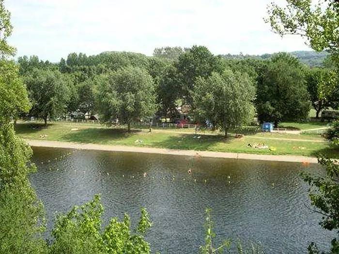 Camping für 4 Personen, mit Terrasse und Pool sowie Ausblick in der Dordogne