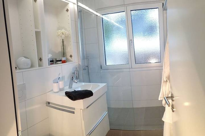 Apartamento entero, Apartamento luminoso y moderno en una zona tranquila en las montañas de Davos in Davos, Plessur alps