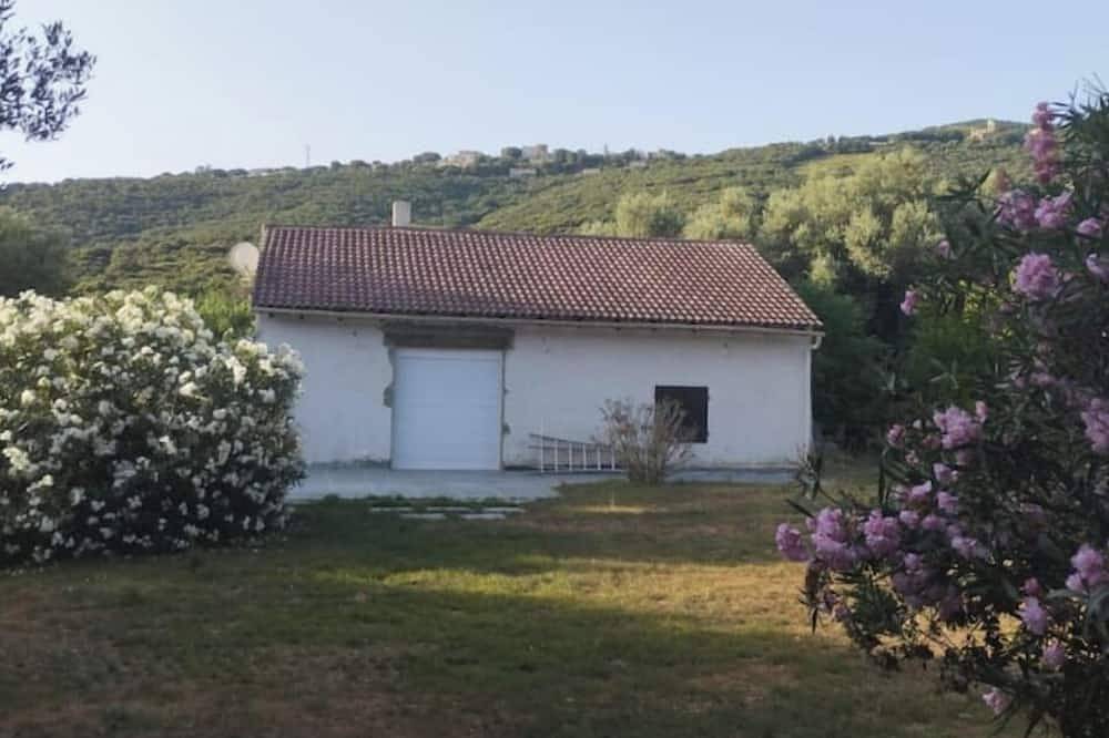 House with large garden, close to the sea and all amenities. Ideal for families in Macinaggio, Rogliano