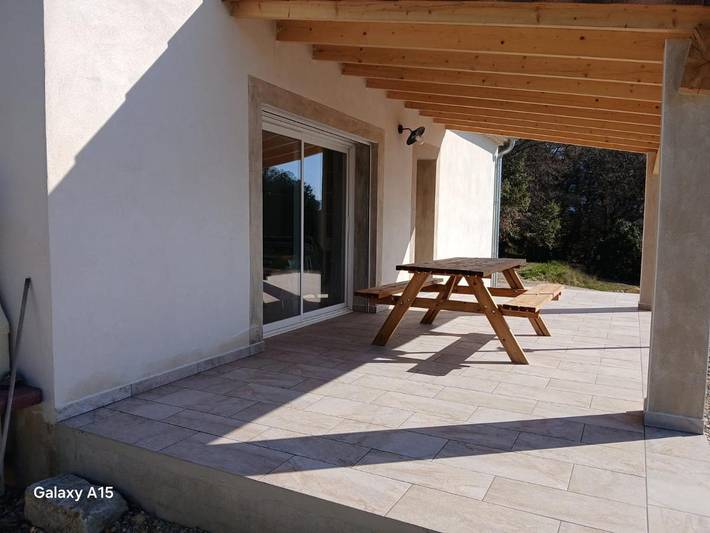 Location de vacances pour 6 personnes, avec piscine ainsi que vue et terrasse à Venterol - 3