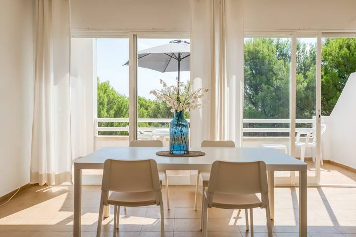 Apartamento entero, Apartamento 'Villa Orchidée - Coves Noves' con vistas al mar, Wi-Fi y aire acondicionado y terraza in Arenal d'en Castell, Es Mercadal
