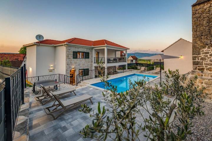 Ferienhaus für 8 Personen, mit Balkon und Terrasse sowie Garten und Pool
