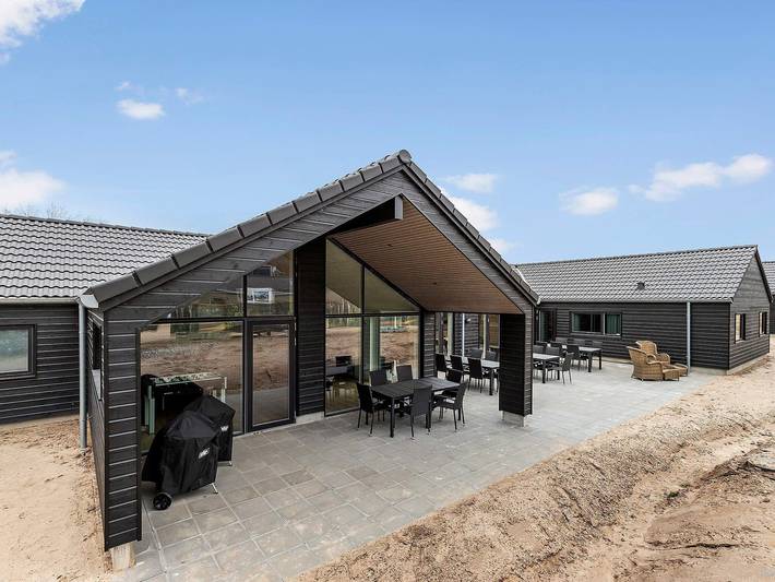 Ferieudlejning for 26 personer, med Jacuzzi og Pool samt Sauna i Fjellerup Strand