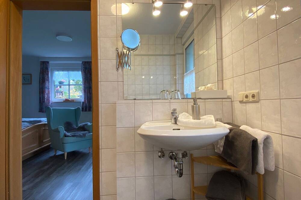 Ganze Wohnung, Gemütliche Ferienwohnung (45 qm) mit großer Terrasse in Bad Steben, Landkreis Hof