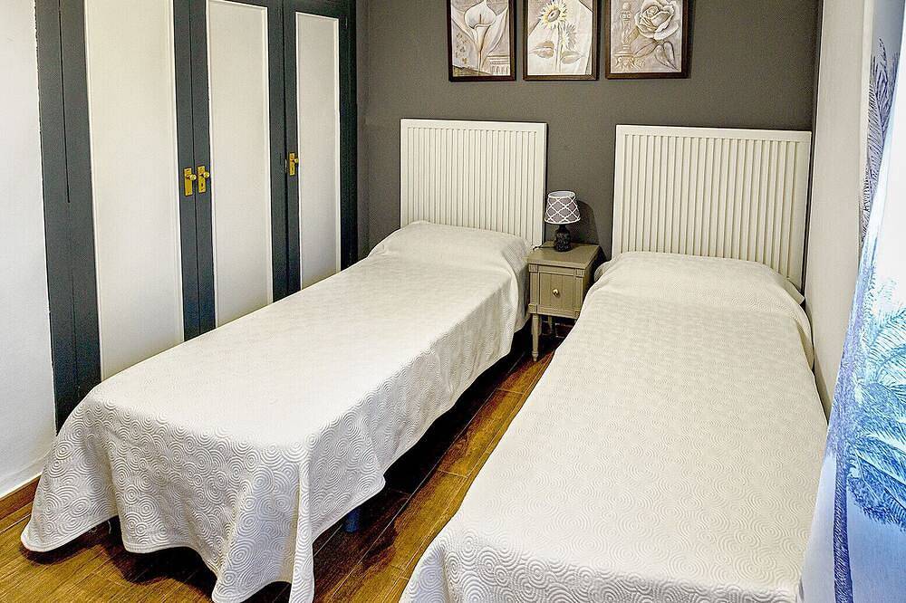 Casa Vacacional 'Viria' con Vistas a la Montaña, Wi-Fi y Aire Acondicionado in Navaluenga, Valle del Alberche