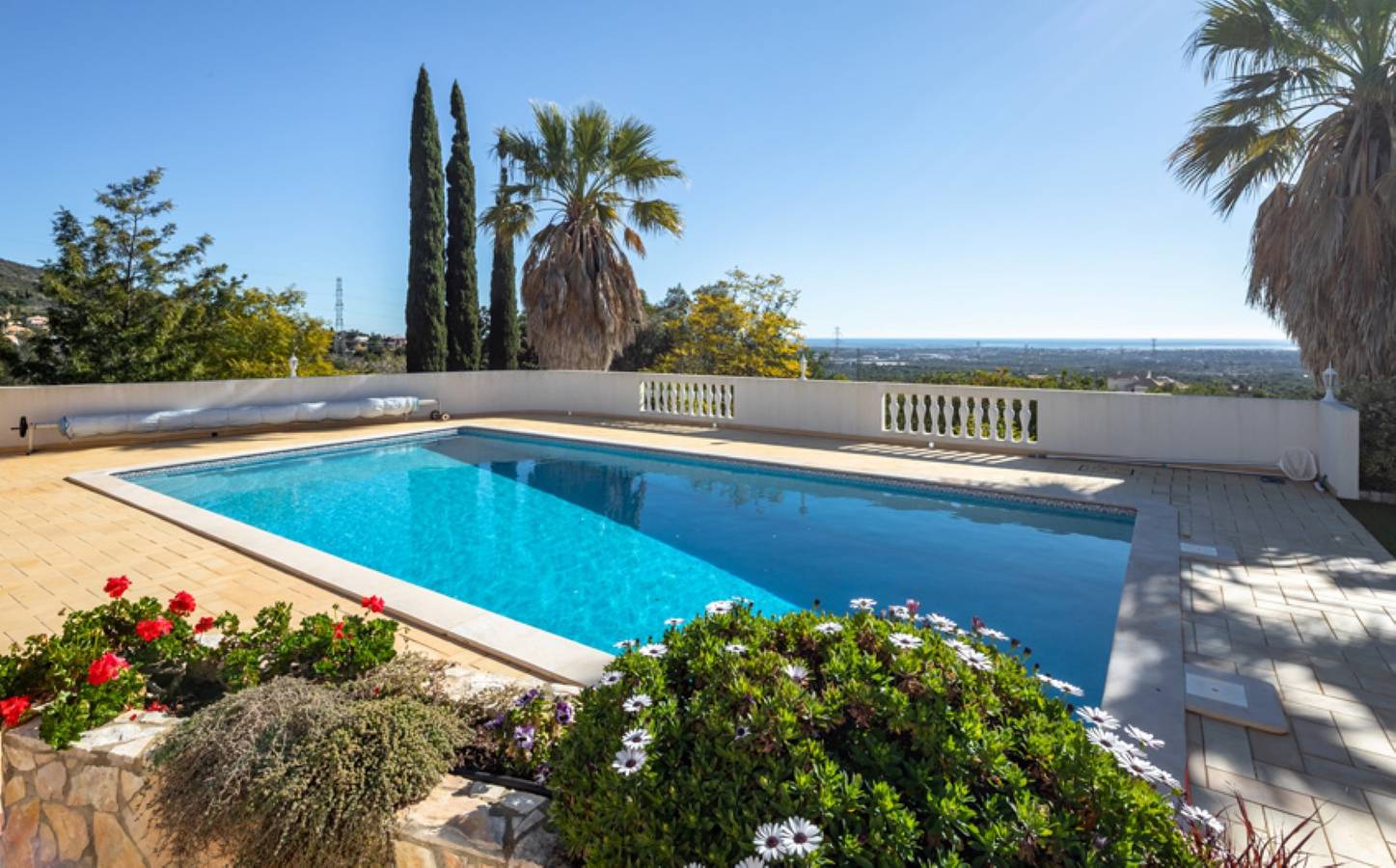 Beautiful 3-Bed Villa in Faro Spool & Seaview  in São Pedro, Faro