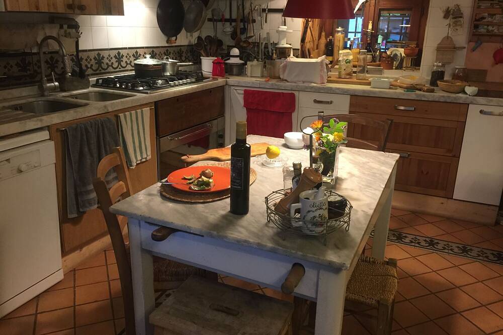 Stunning farm house plenty of peace, green spaces and with swimmingpool in Orte, Terni Provinz