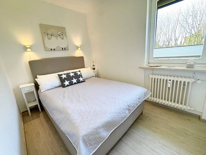 Ganze Wohnung, Helle 3-Zimmer-Ferienwohnung für bis zu 3 Personen in zentraler Lage in Wenningstedt, Sylt