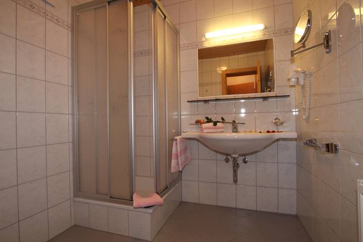 Dz  mit Dusche, Wc im Souterrain in Galtür, Verwall