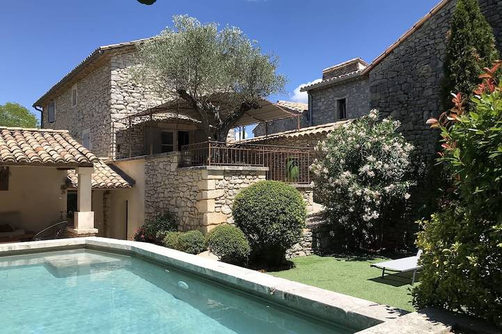 Location de vacances pour 6 personnes, avec terrasse et jardin à Fons-sur-Lussan