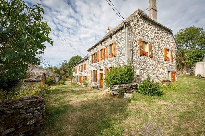 Maison de vacances pour 8 personnes, avec jardin dans le Cantal