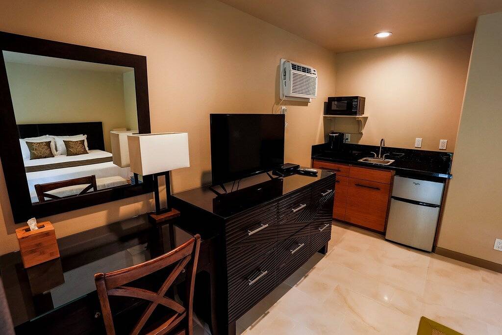 Garden View Room - Oceanfront Hilo Beach House Inn in Keaukaha, Hilo