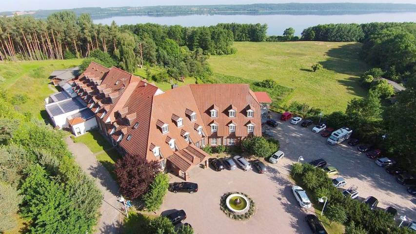 Hotel für 10 Personen, mit Terrasse und Garten sowie Sauna in Groß Nemerow