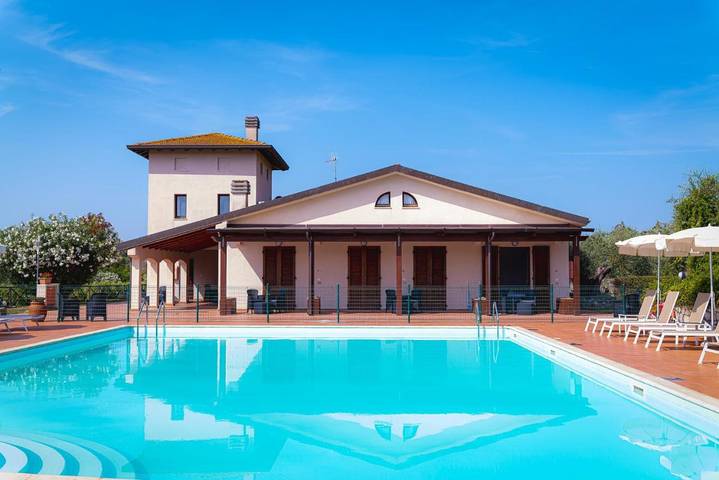Agriturismo per 2 persone, con panorama e piscina nonché giardino, con animali domestici a Castagneto Carducci