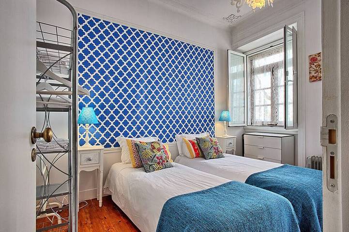 Entire apartment, Terrace & River View | Alfama | AC | Sleeps 6 | 3 Beds 2 Baths | Panteao in São Vicente de Fora, São Vicente (Lisbon)