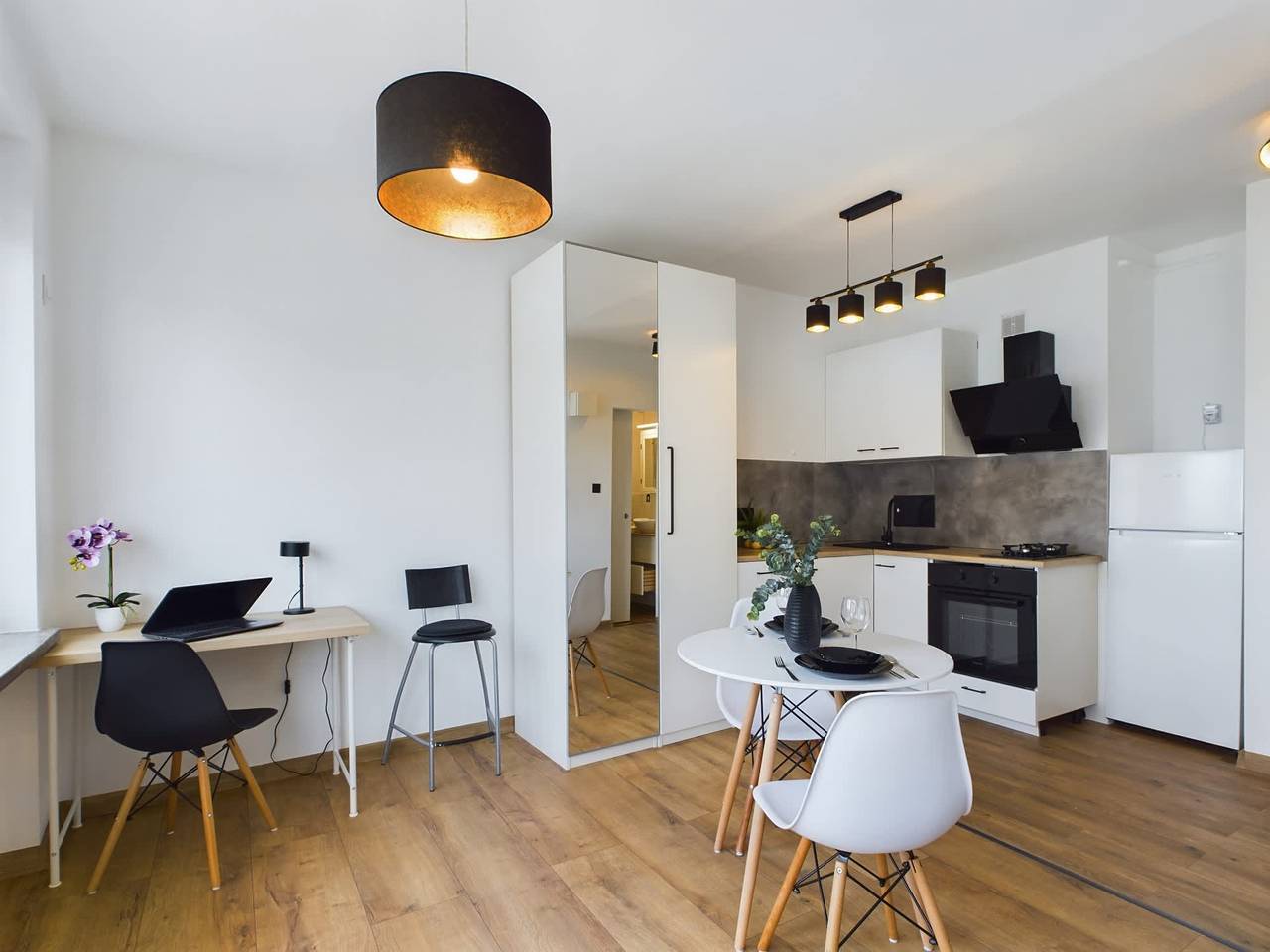 Entire studio, Krucza 23/31 | Bright Studio | Downtown | Balcony in Warsaw Śródmieście, Warsaw