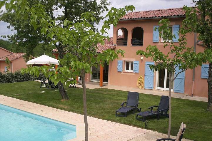 Club vacances pour 8 personnes, avec Balcon ainsi que Jardin et Piscine en Ardèche