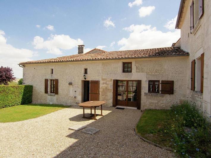 Location de vacances pour 4 personnes, avec Terrasse et Jardin ainsi que Piscine et Sauna à Saint-Preuil