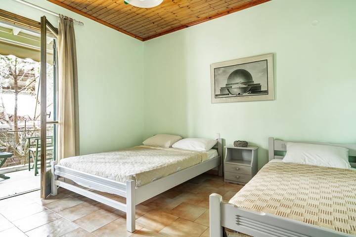 Entire studio, Studio Apartment 'Old Boat Double Studio 8' with Sea View, Wi-Fi and Air Conditioning in Nikiana, Alexandros