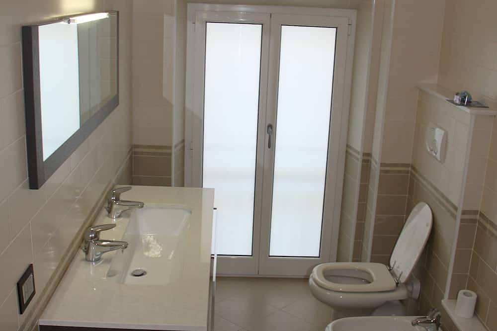 Ganze Wohnung, Penthouse auf zwei Ebenen bei 20 Meter vom Meer entfernt im Zentrum von Loano in Loano, Riviera di Ponente