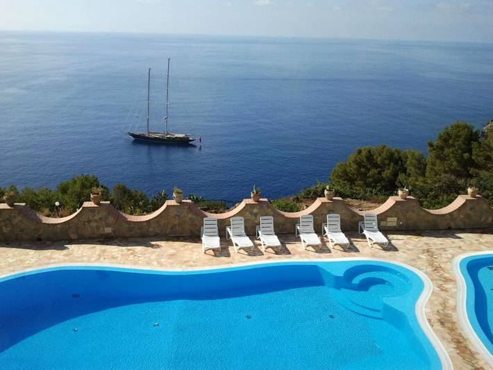Hôtel pour 2 personnes, avec Balcon et Jacuzzi ainsi que Terrasse et Jardin à Ustica