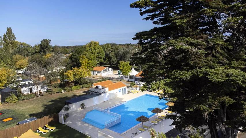 Camping für 4 Personen, mit Terrasse und Pool in Saint-Jean-de-Monts - 2