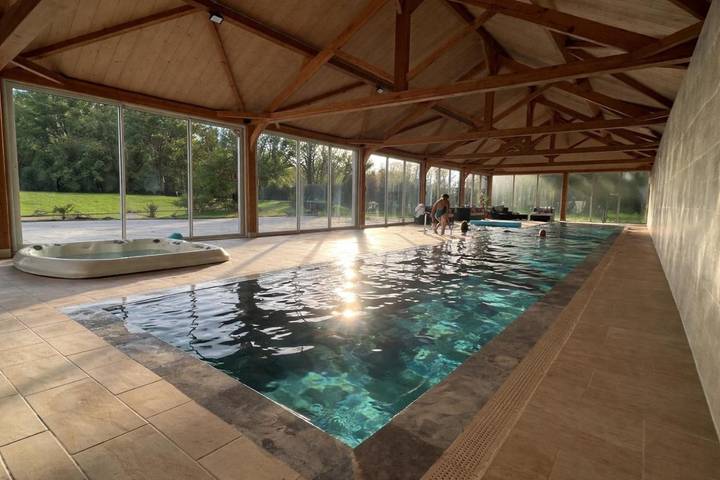 Location de vacances pour 8 personnes, avec piscine et jardin ainsi que sauna et jacuzzi dans Saint-Bonnet-de-Four