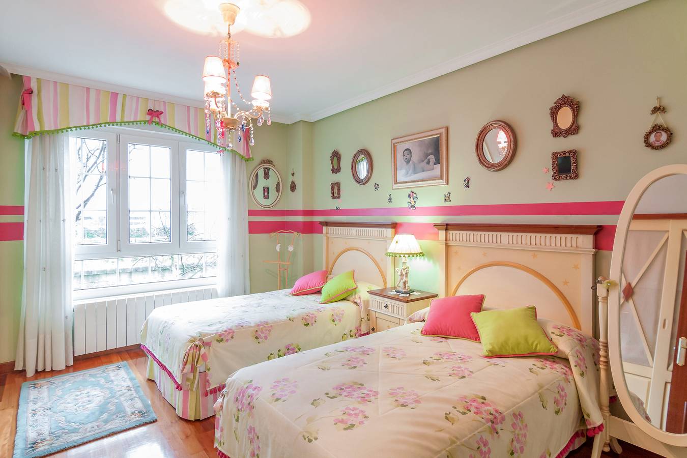 'Alojamientos Marte Habitación 1' con terraza y jardín compartidos in Torrelavega, Costa de Cantabria