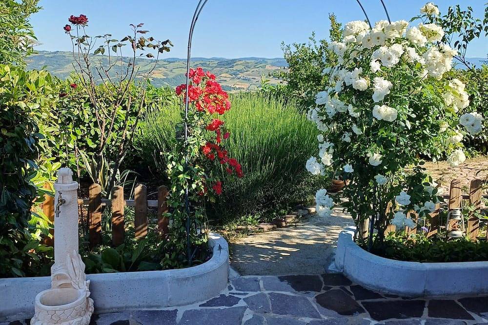 Wooden chalet surrounded by nature for those who love peace and quiet. in Fossalto, Campobasso Province