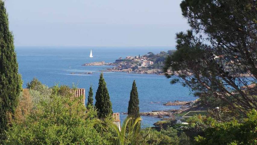 Location de vacances pour 12 personnes, avec jardin et piscine dans Plage Du Grand Boucharel Saint Aygulf