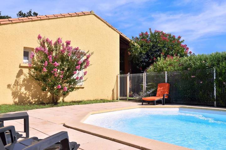 Location de vacances pour 7 personnes, avec jacuzzi ainsi que jardin et piscine, adapté aux familles à Sauzet