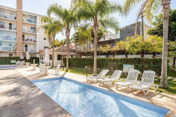 Casas e apartamentos de temporada para 5 pessoas, com balcão e jardim e ainda piscina em Capoeiras