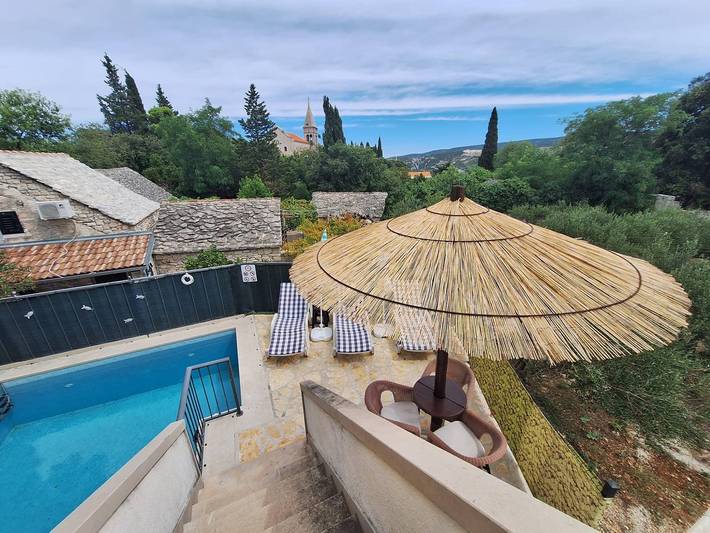 Villa pour 12 personnes, avec jardin et piscine, animaux acceptés à Splitska - 2