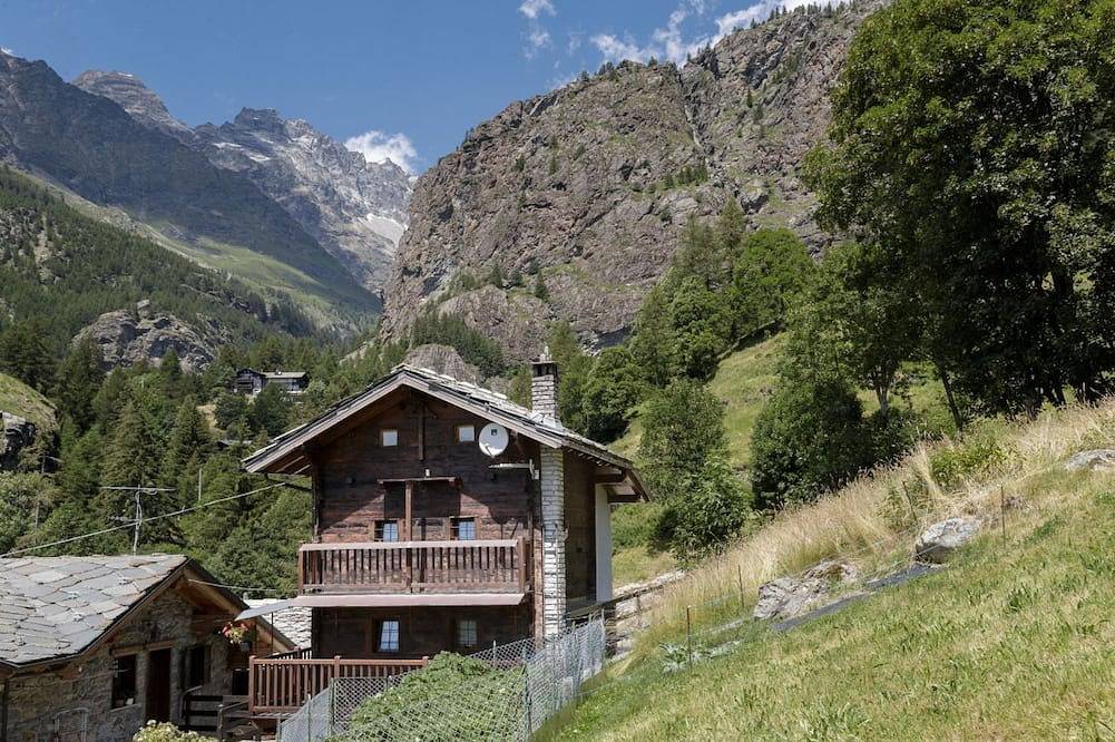 Entire apartment, Maisonette Grené is a romantic mountain style apartment outside the Valtournenche village in Cervinia, Valtournenche