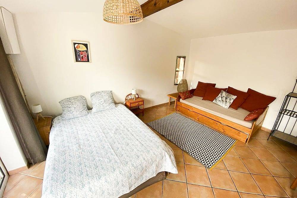 Entire apartment, Pretty shed feet in the water with large private garden in Maora, Bonifacio