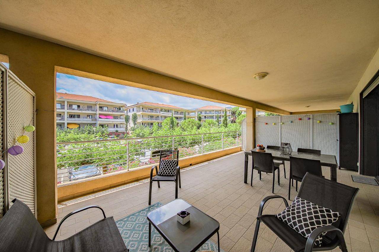 Appartement entier, Grand T2 terrasse 27m2 plein sud Folelli centre in Folelli, Penta-di-Casinca