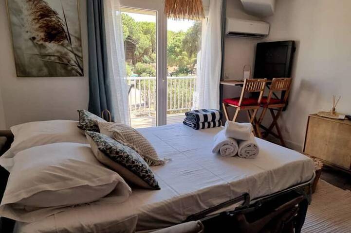 Gîte pour 2 personnes, avec terrasse ainsi que piscine et jardin dans Plage Cala Rossa - 3