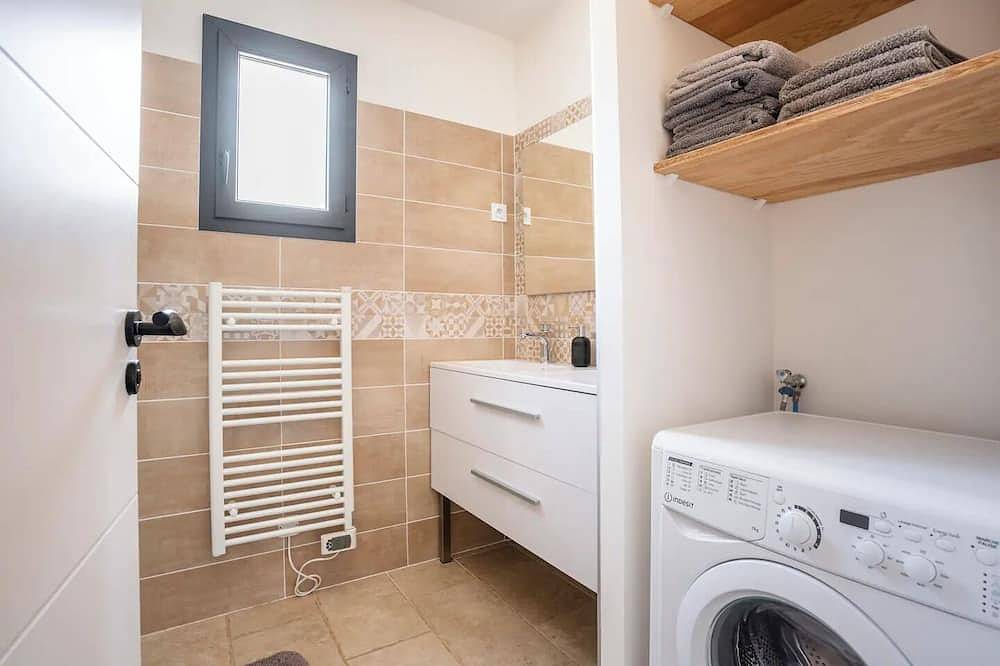 Maison de Romy,4 personnes avec piscine commune a deux logements in Saint-Martin-d'Ardèche, Gorges de l’Ardèche