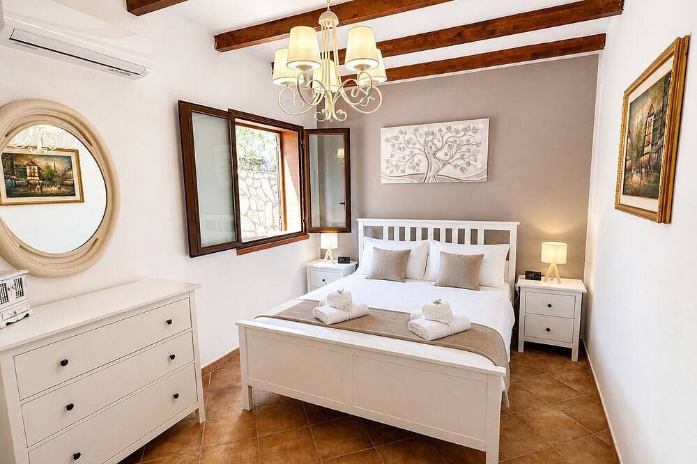 Villa Belvedere di Altavilla with Pool and Near The Sea in Altavilla Milicia, Province de Palerme