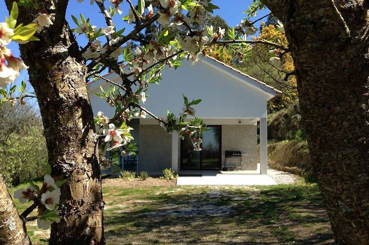 Location de vacances pour 6 personnes, avec Balcon ainsi que Jardin et Piscine dans Melo