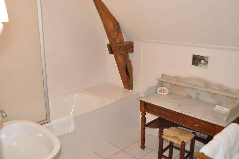 Domaine du Château la Rhue, grand espace, piscine in Rocamadour, Massif Central