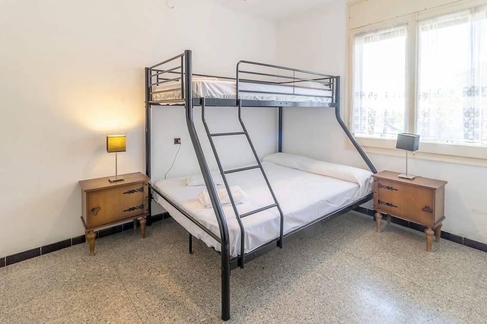Entire apartment, Sant Genís 19 - top-floor apartment with terrace in Llanca, Upper Empordà