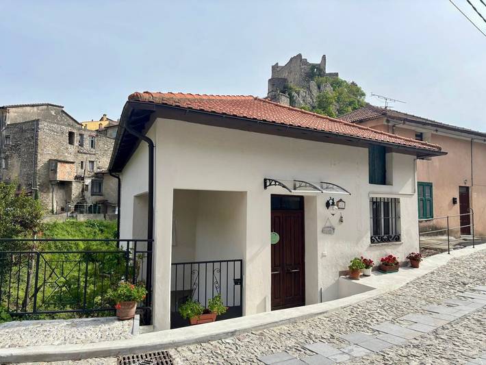 Appartamento 'Al Frantoio' con giardino privato in Castelvecchio di Rocca Barbena, Riviera di Ponente