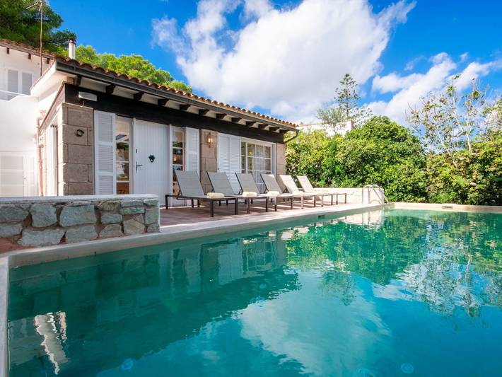 Ferienwohnung für 7 Personen, mit Seeblick und Ausblick sowie Pool und Terrasse